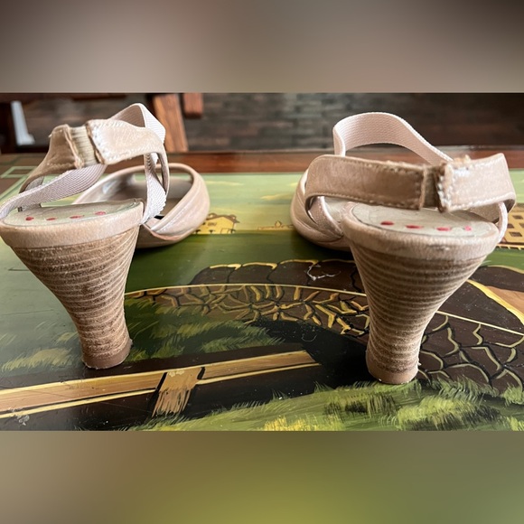 Pure DKNY Vintage Iridescent Peep-Toe Slingback Sandals with Heels - Picture 5 of 10